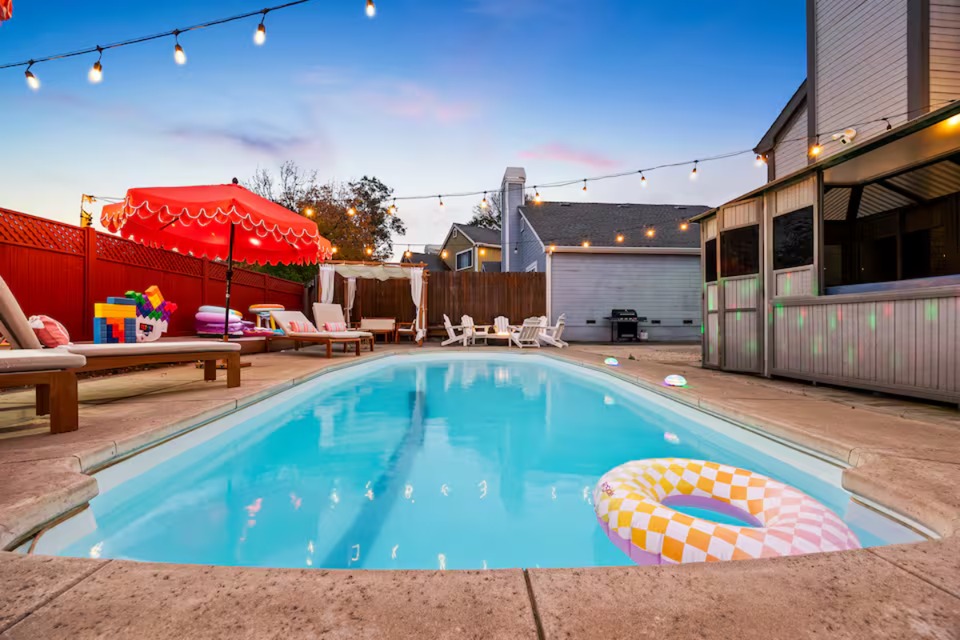Fairfield 4BD — pool and jacuzzi at dusk