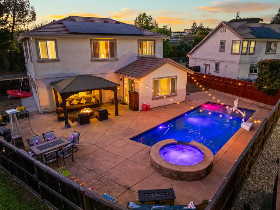 Heated pool and jacuzzi at dusk — Fairfield 5BD