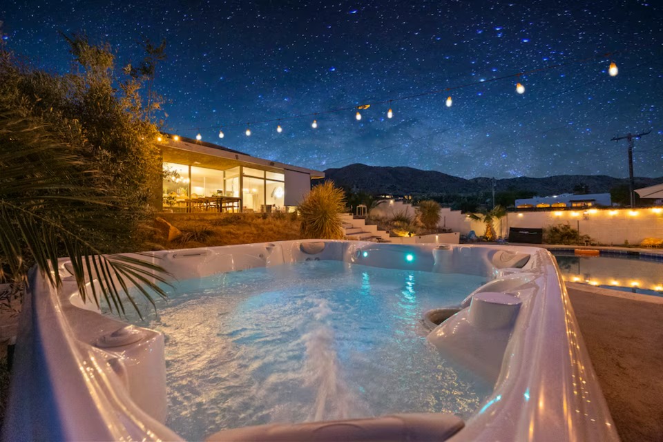 Yucca Valley 5BD — jacuzzi under the stars